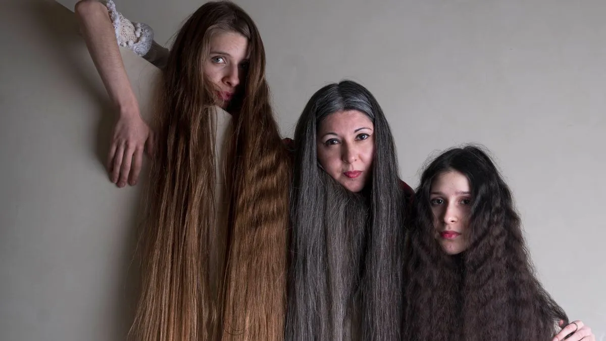 Frau mit extrem langen Haaren Alltag Herausforderungen