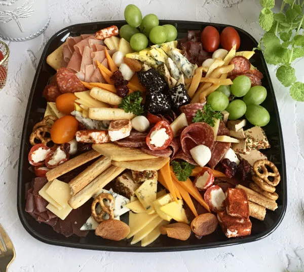 elegancka deska serów i wędlin