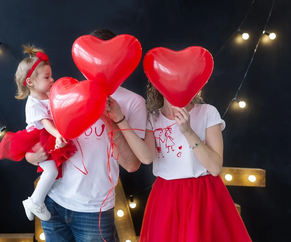 rodzina wspólnie spędza walentynki w domu