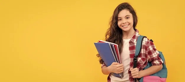 Uczeń liceum z plecakiem i zeszytami