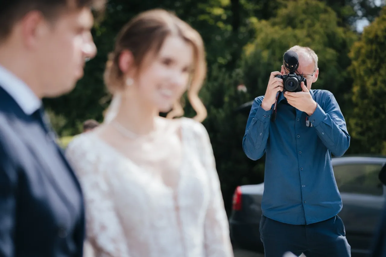 Para oglądająca film ślubny na ekranie telewizora