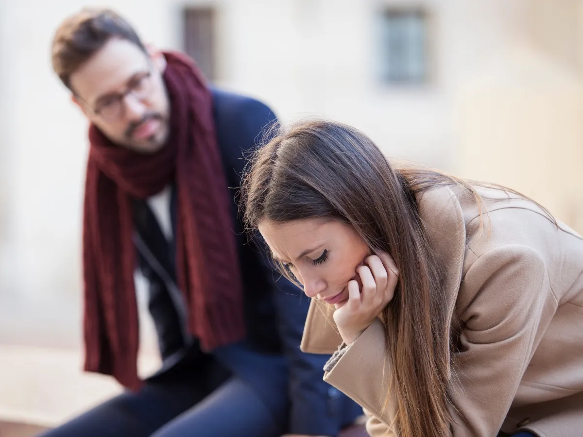 mężczyzna słuchający kobiety z uwagą