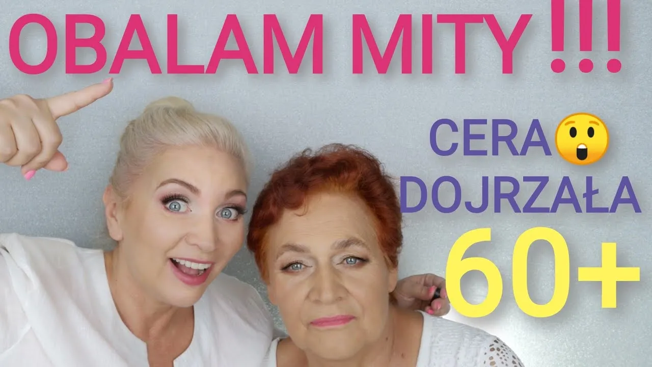 kobieta nakładająca puder na cerę dojrzałą