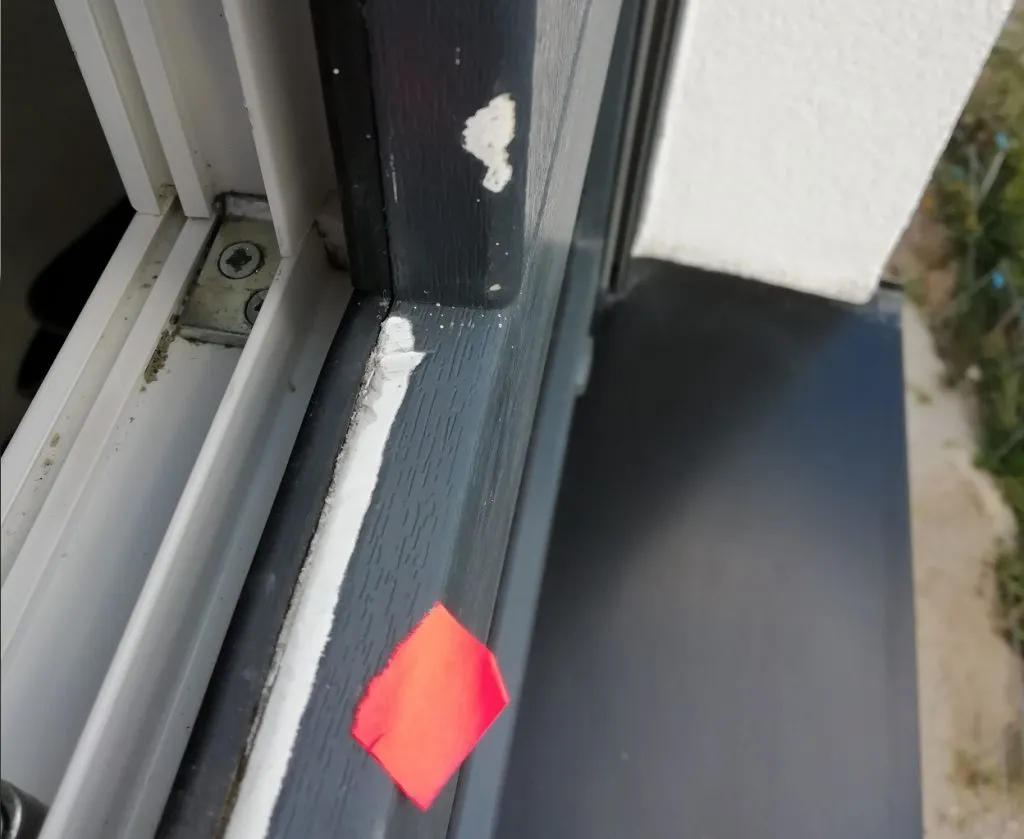 porysowana rama okna pcv