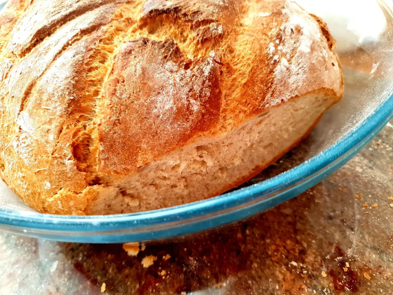 Chleb pieczony w szklanym naczyniu żaroodpornym