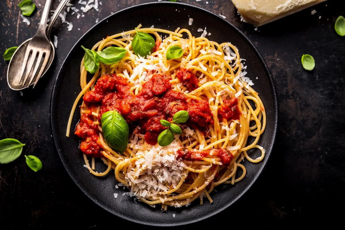 Różne warianty sosu do spaghetti