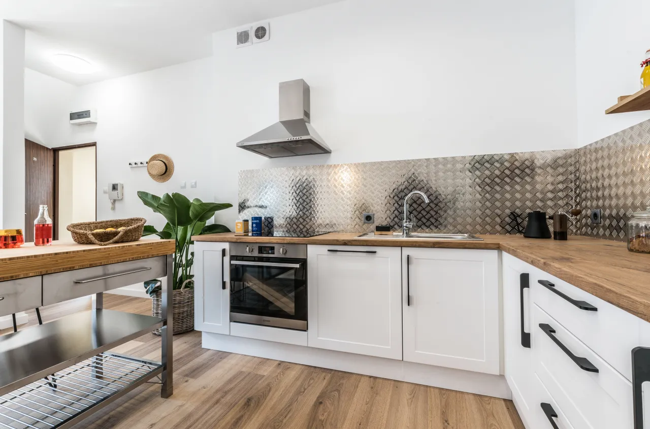 Nowoczesne ściany w kuchni bez płytek inspiracje