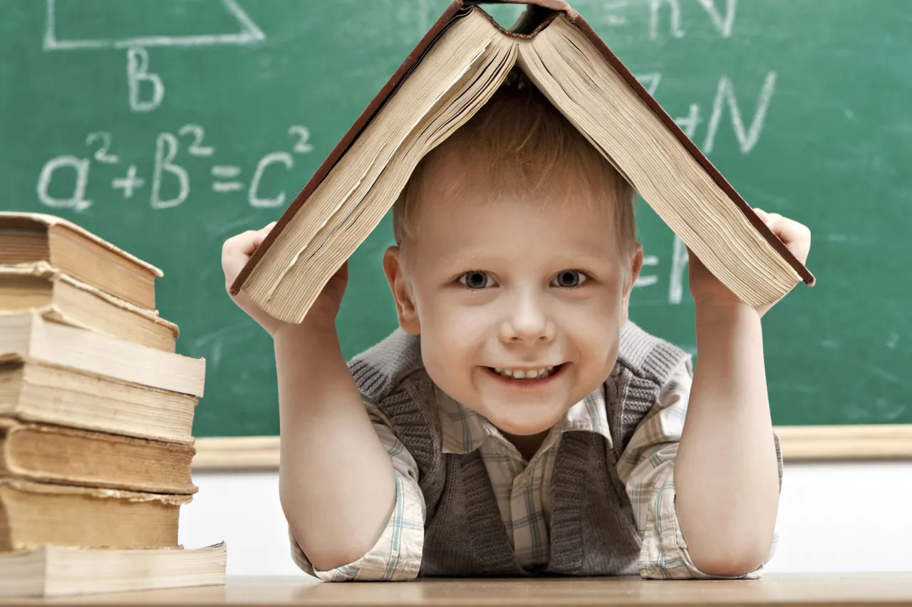 dziecko zadowolone z nauki matematyki, dziecko rozwiązujące trudne zadanie matematyczne