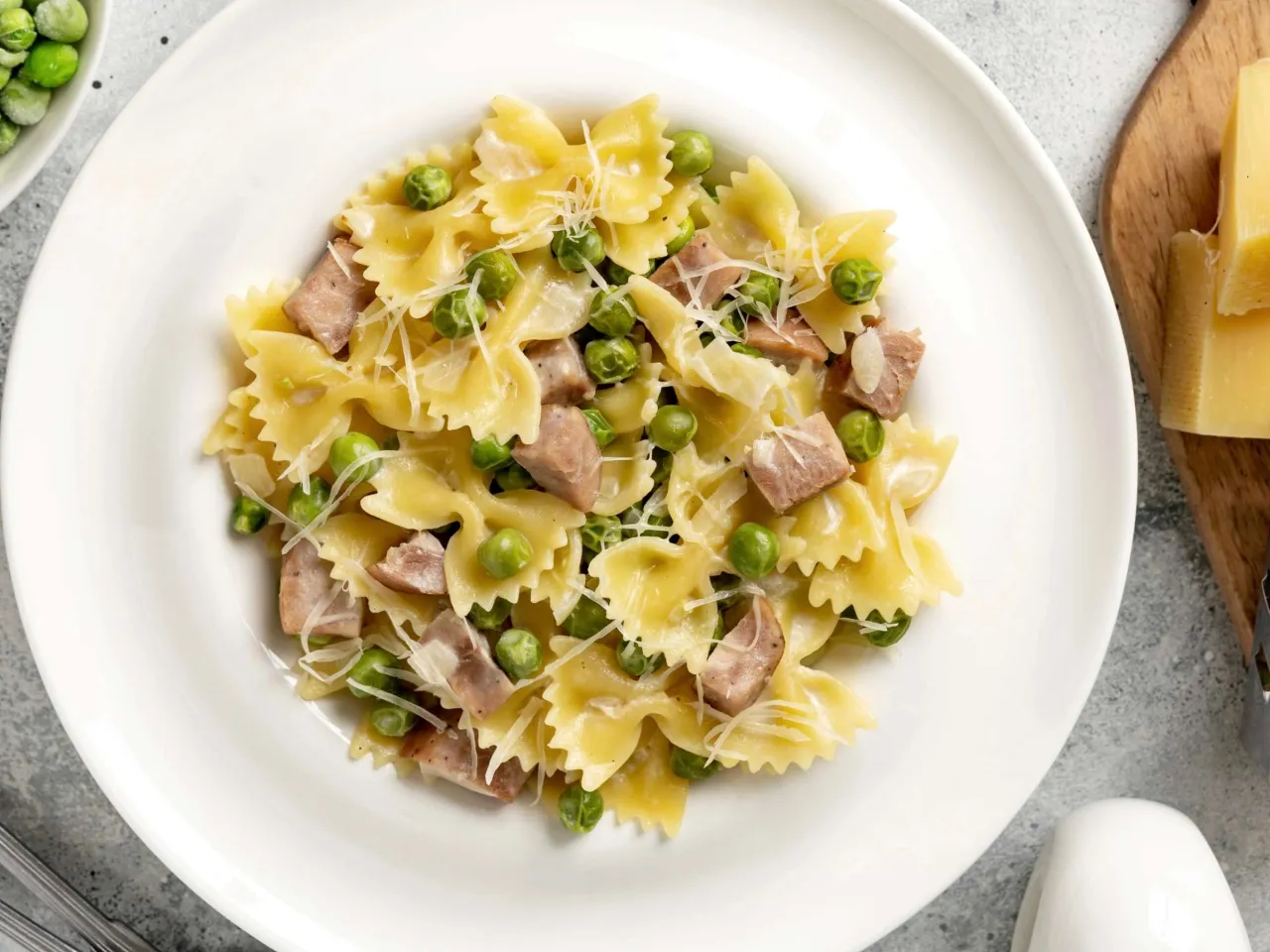 Cremige Nudeln mit Schinken und Petersilie in einem tiefen Teller