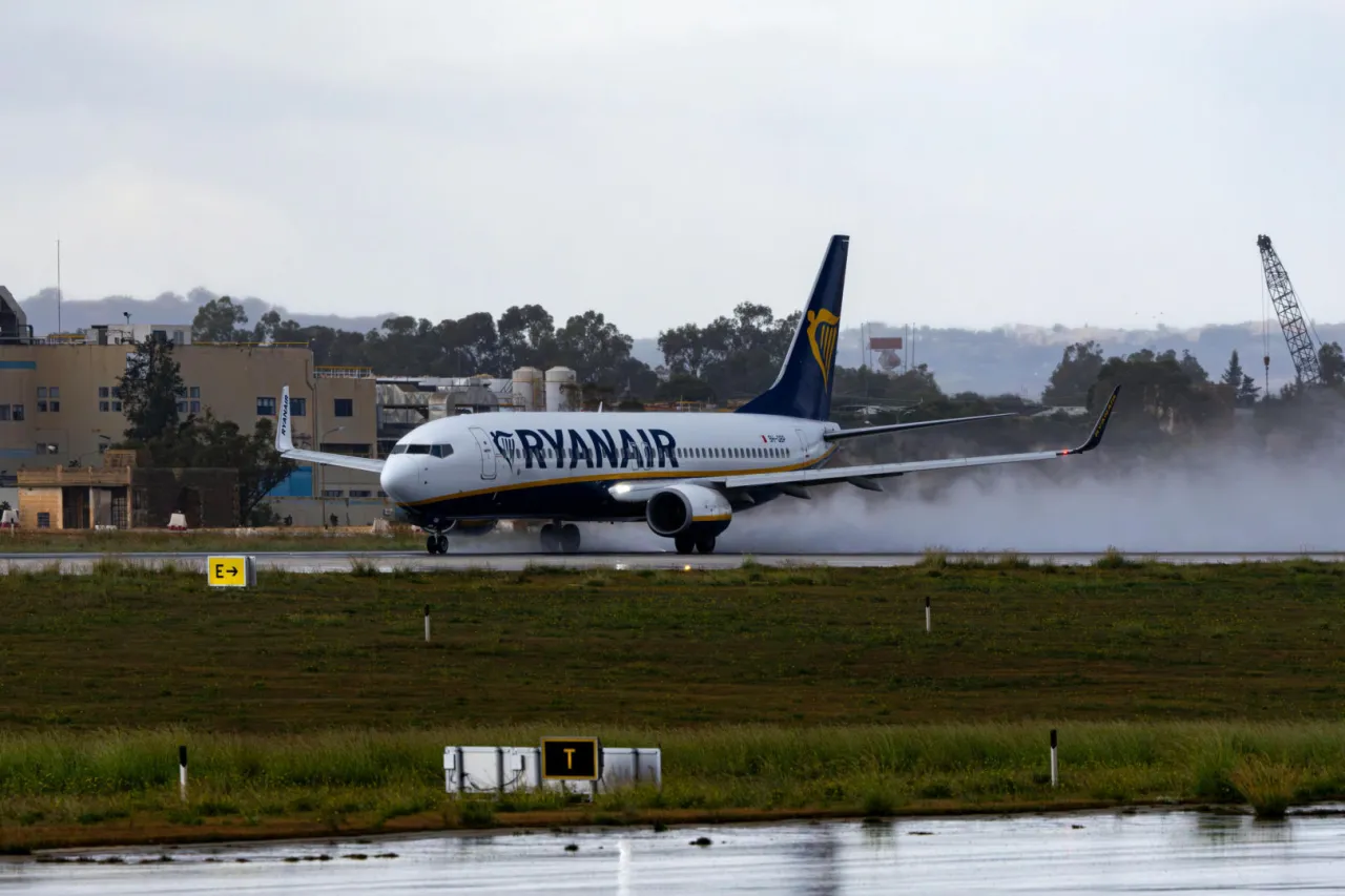 Samolot Ryanair na mokrym pasie startowym. Marzysz, jak przylecieć na Cypr? Ten samolot może być Twoją drogą do słońca!