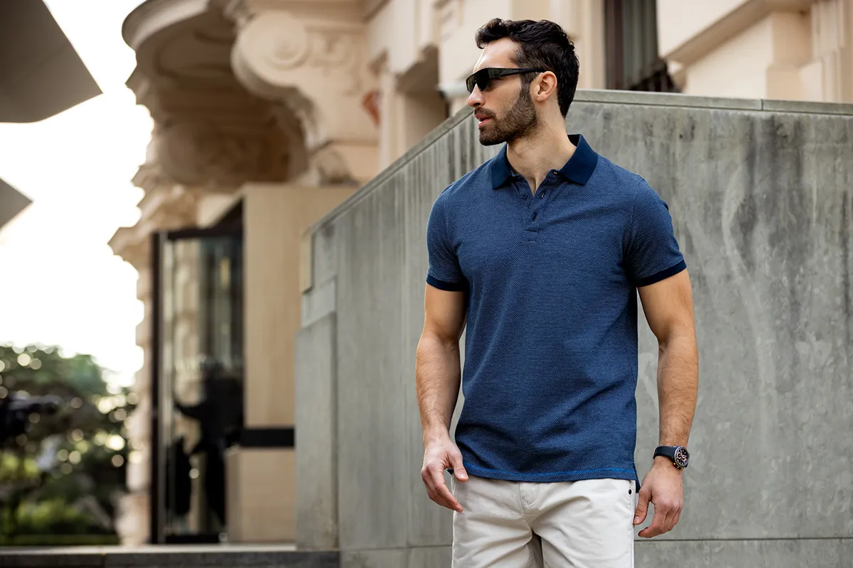 mężczyzna w casualowej stylizacji z bluzą i polo