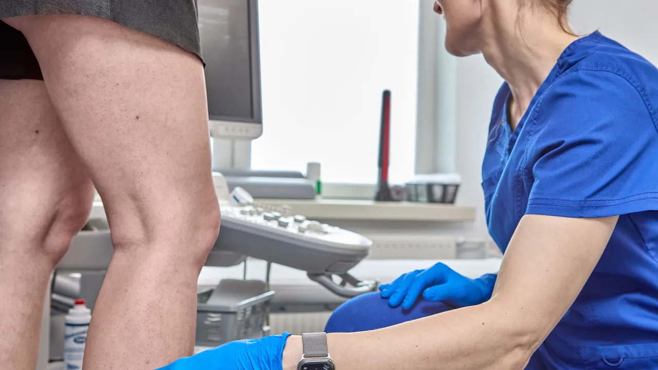 lekarz flebolog w gabinecie