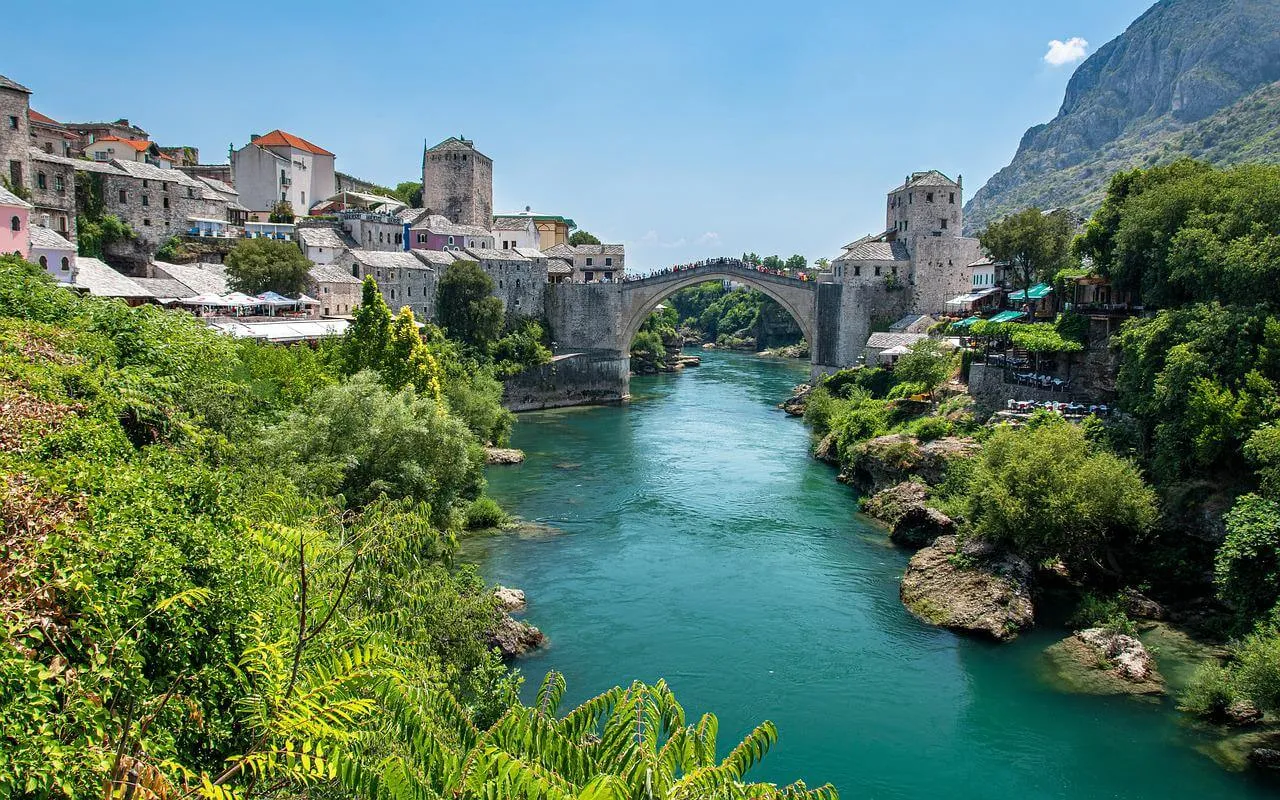 Mostar, Bośnia i Hercegowina: zielona karta z widokiem na Stary Most i rzekę Neretwę.