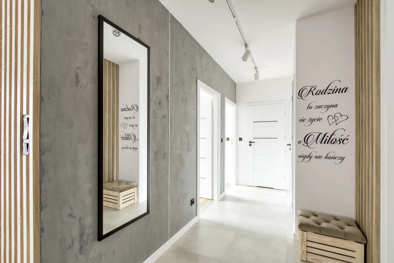 Nowoczesny przedpokój z jasnymi ścianami i modnymi wykończeniami