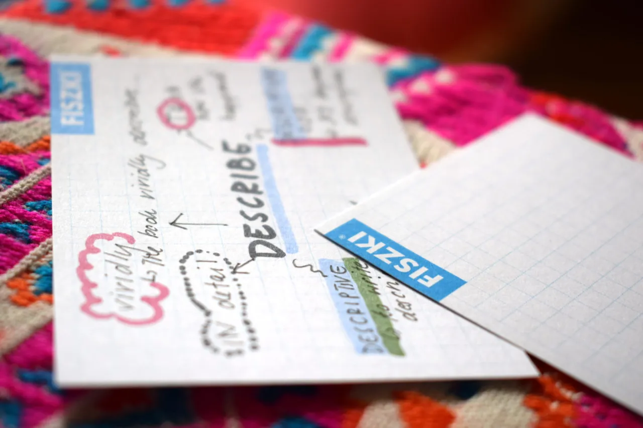 Uczeń robi notatki w zeszycie metodą mapy myśli