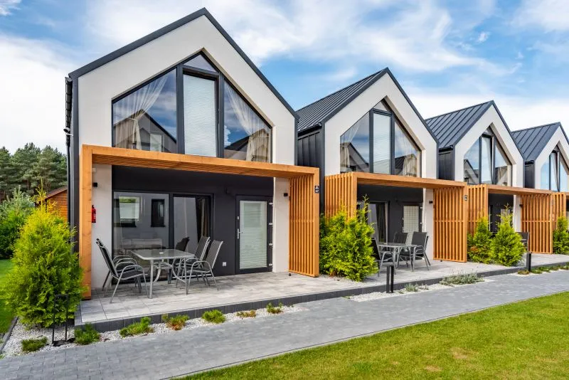 Różne typy noclegów nad morzem: hotel, apartament, domek