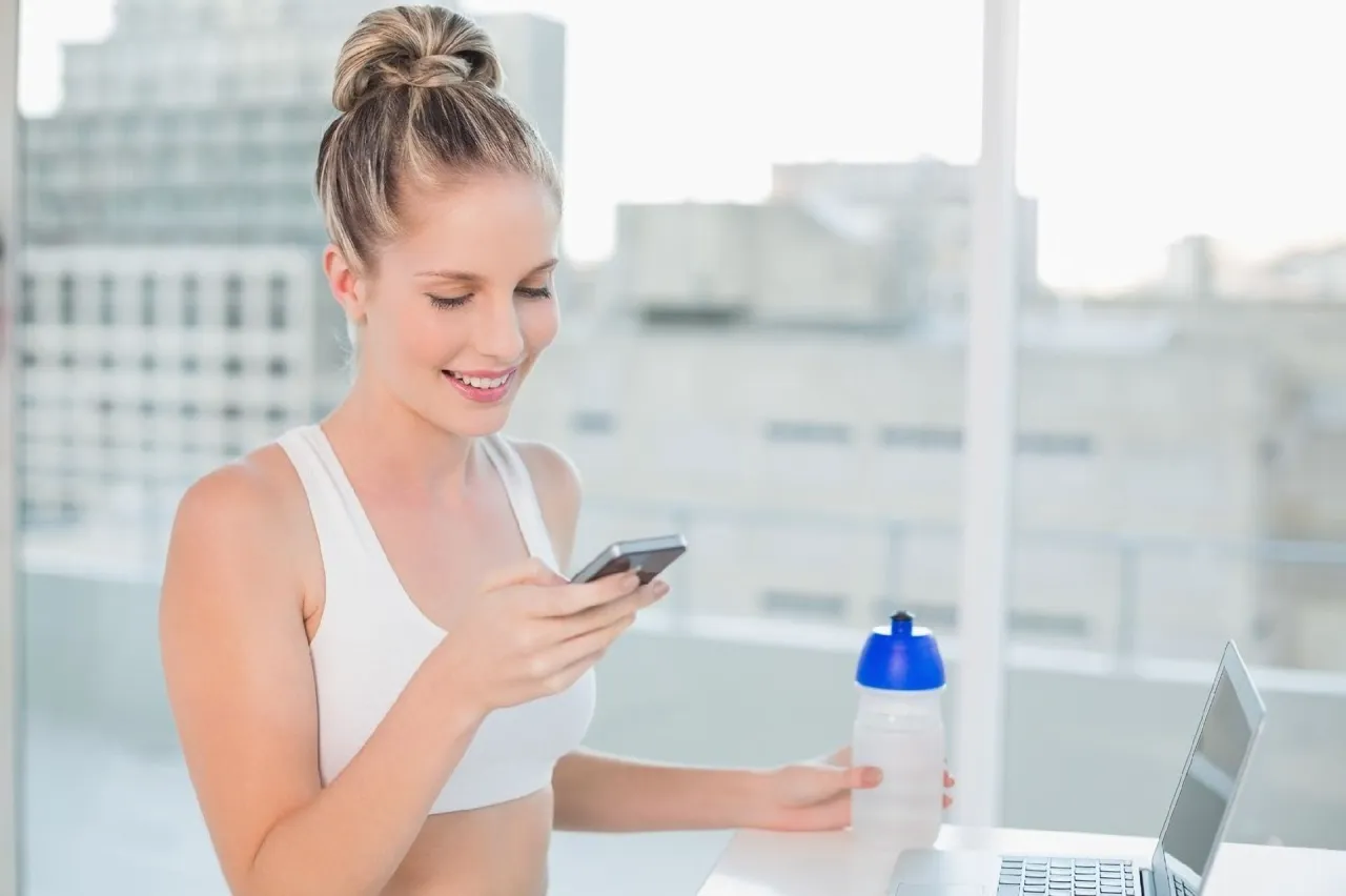 Osoba korzystająca z aplikacji fitness na smartfonie