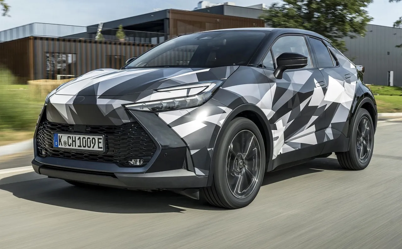 Nowa Toyota C-HR w kamuflażu, ciekawi ile kosztuje ten model? Dynamiczna sylwetka i nowoczesne linie.
