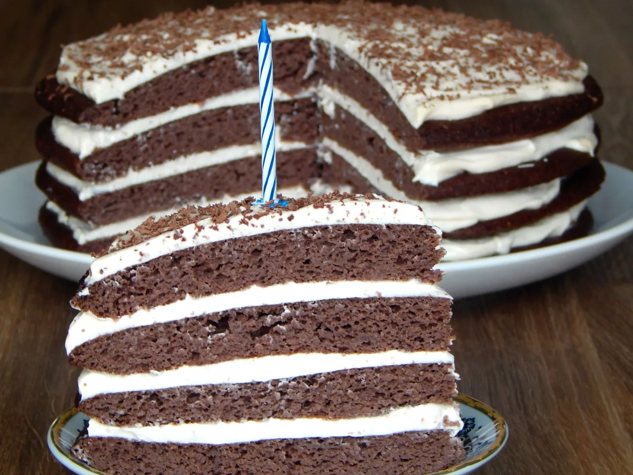 Czekoladowy tort na roczek z kremem, posypany wi&oacute;rkami. Idealny zdrowy tort na roczek przepis.