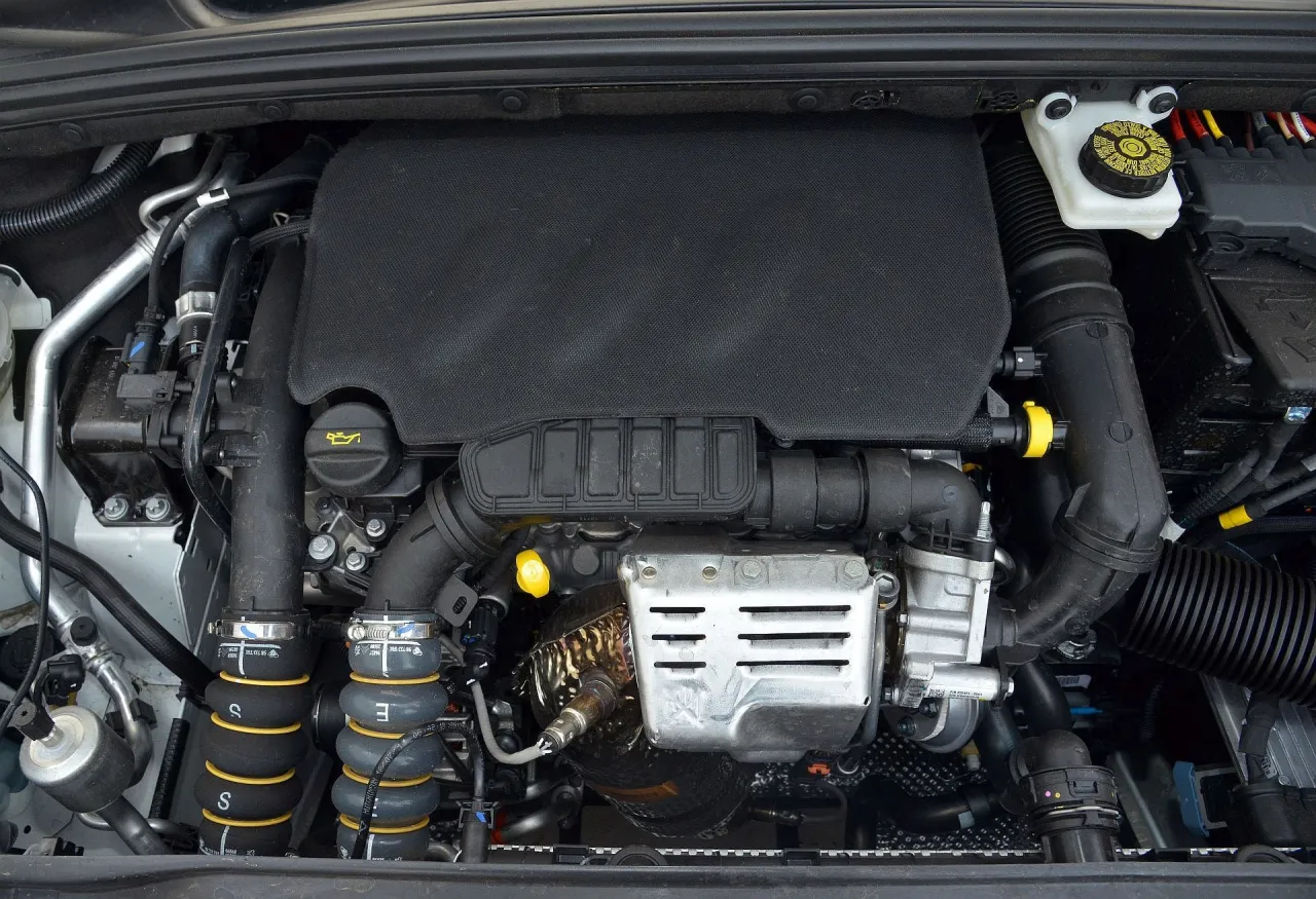 Mechanik sprawdza silnik Citroën C4 II