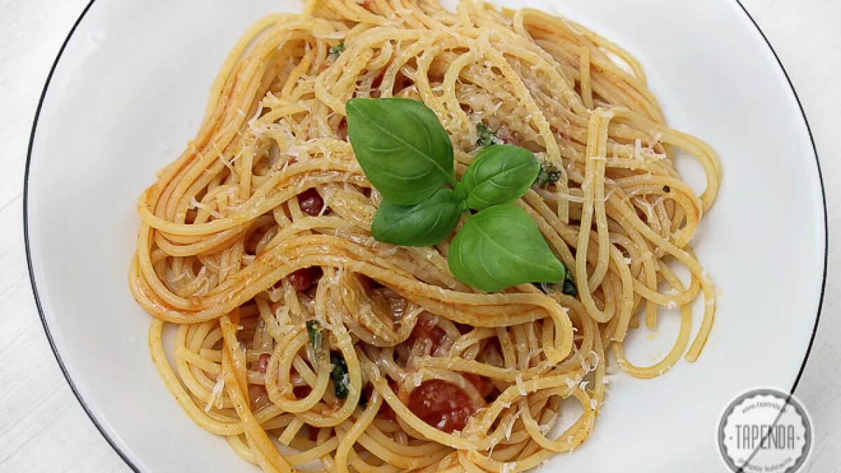 spaghetti z dodatkiem świeżej bazylii i parmezanu