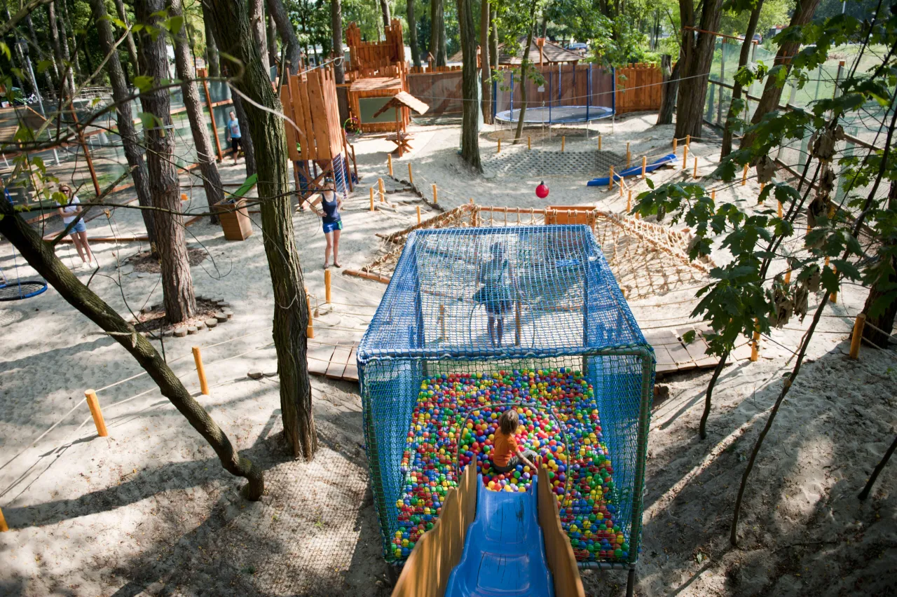 Park linowy Pomiechówek dzieci na trasie siatkowej