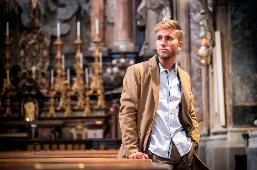 elegancki garnitur męski na bierzmowanie