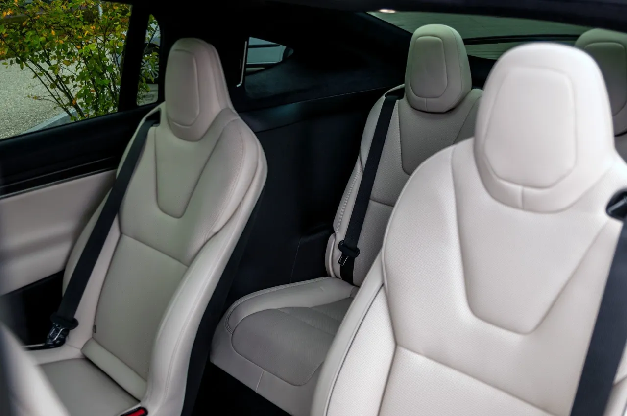 Wnętrze Tesli z jasnymi sk&oacute;rzanymi fotelami. Zastanawiasz się, ile kosztuje najdroższa Tesla?