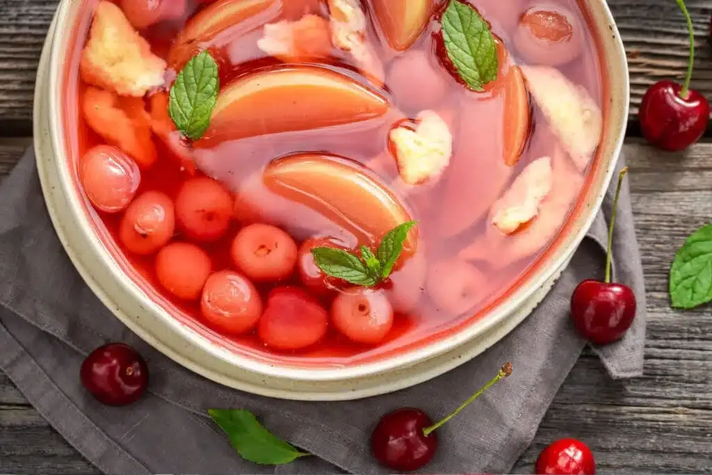 różne owoce do zupy owocowej