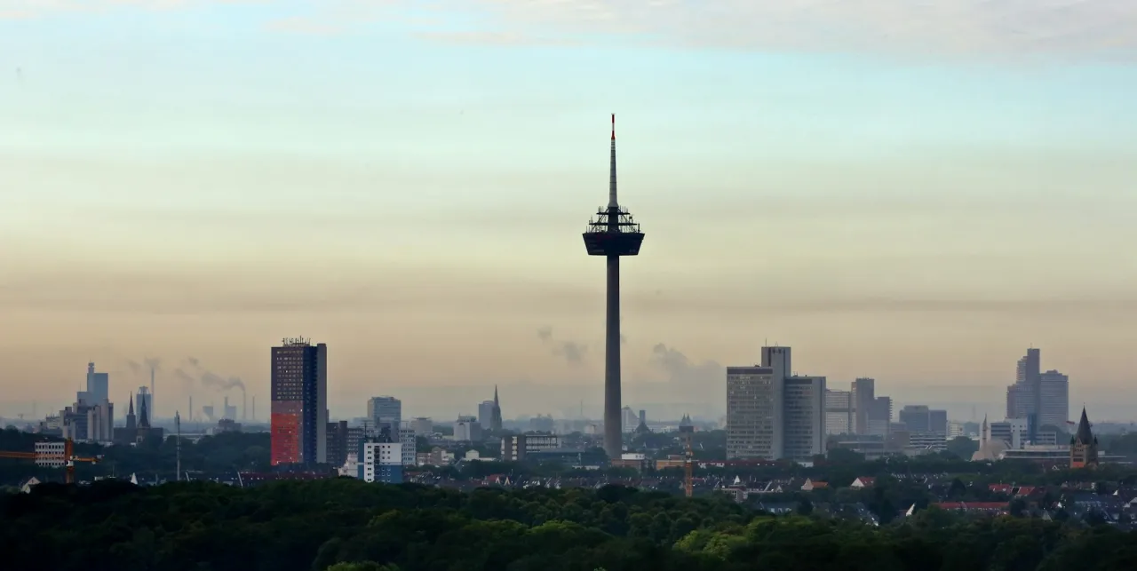 Skyline Köln mit Universität oder Schulgebäude