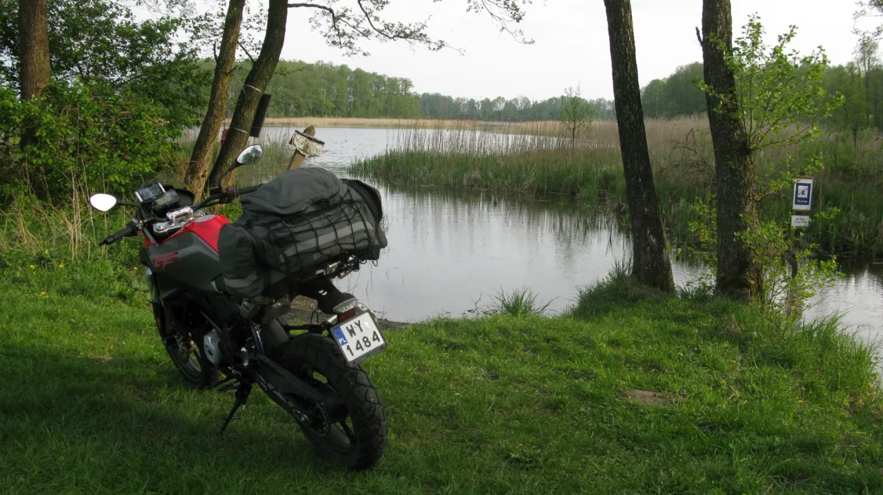 Motocykl nad jeziorem Mazury