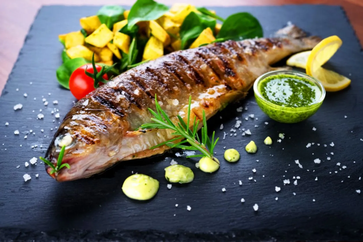 Pstrąg na grillu w koszyczku