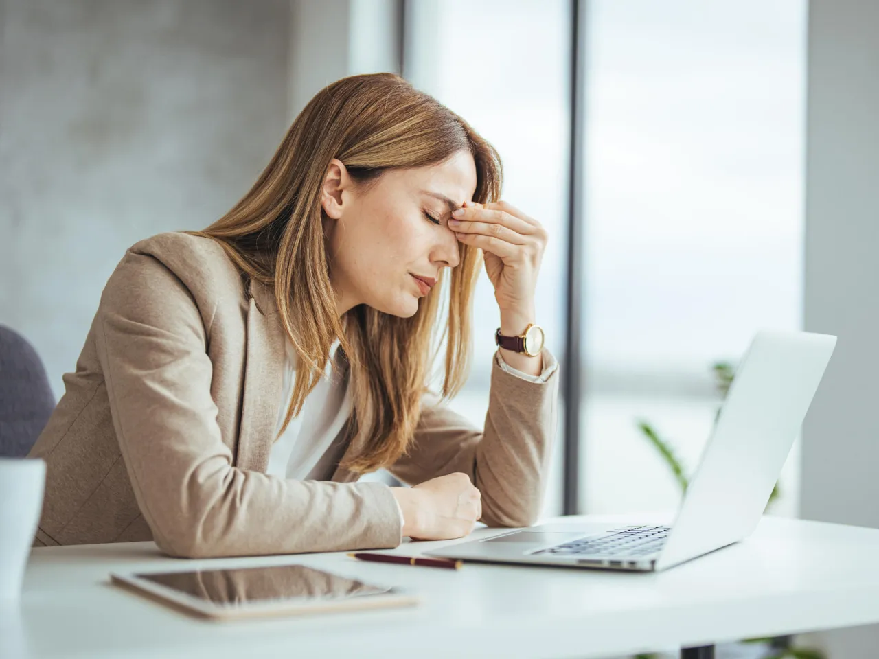 Osoba mrugająca przed ekranem komputera, zbliżenie na oczy