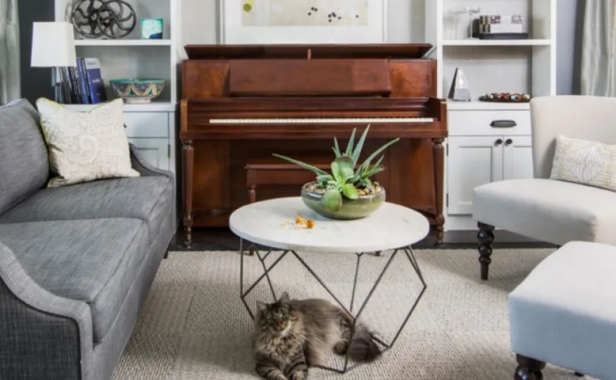 fortepian w salonie i pianino w pokoju
