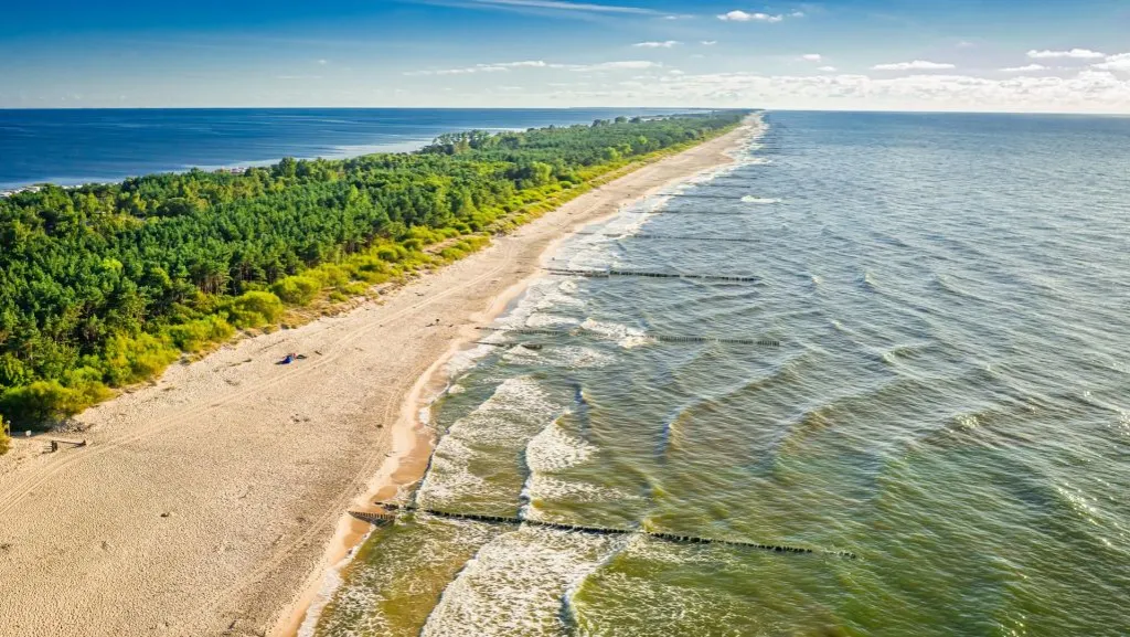 Płytkie plaże Bałtyku fale
