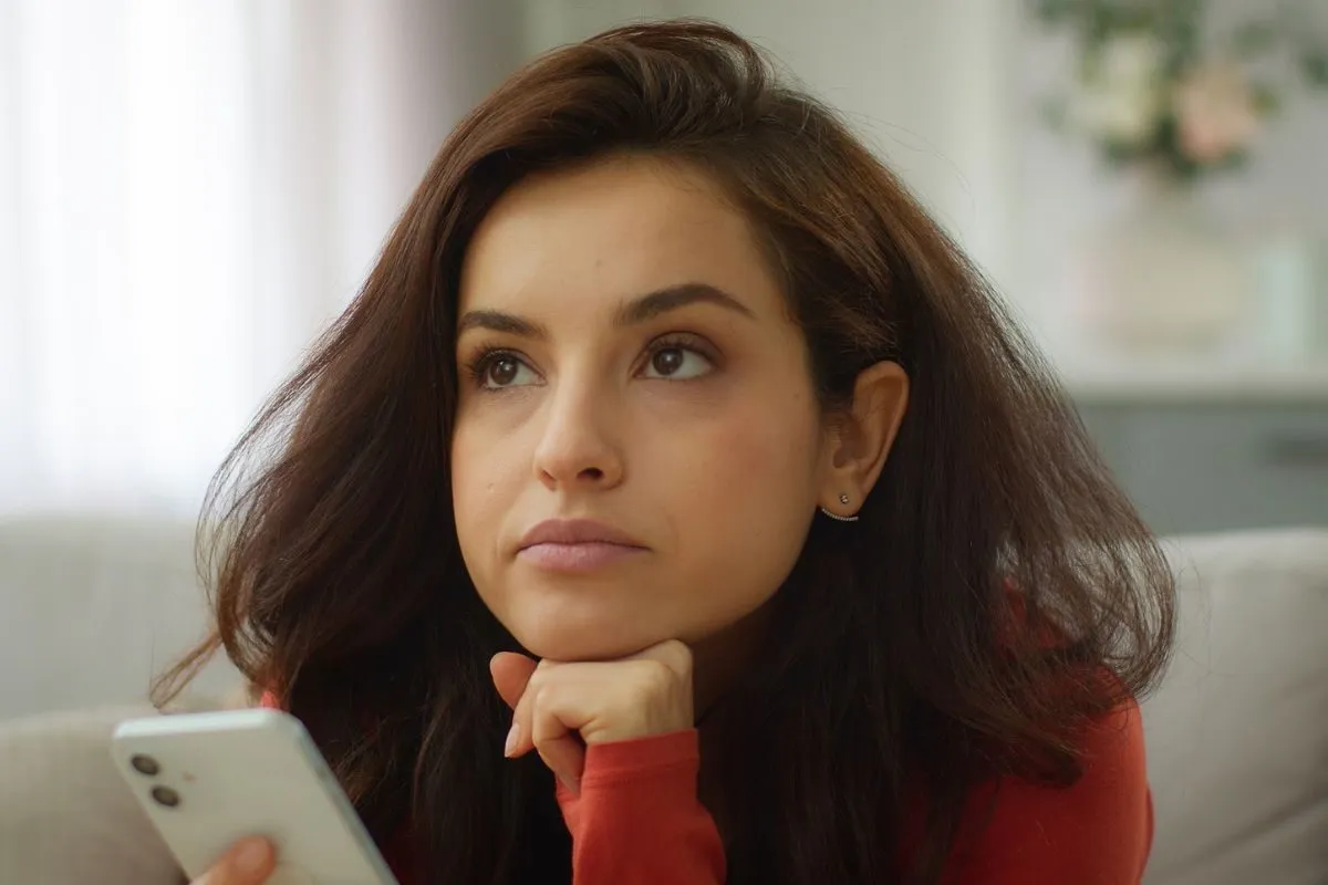 Osoba zamyślona, smutna, wspierająca dłoń