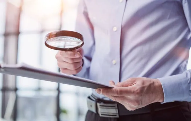 osoba z lupą w hotelu, dbałość o szczegóły