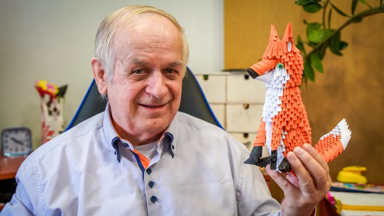 Seniorzy wykonujący rękodzieło lub malujący