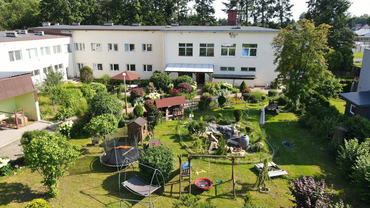 Osoba zamyślona nad problemem uzależnienia