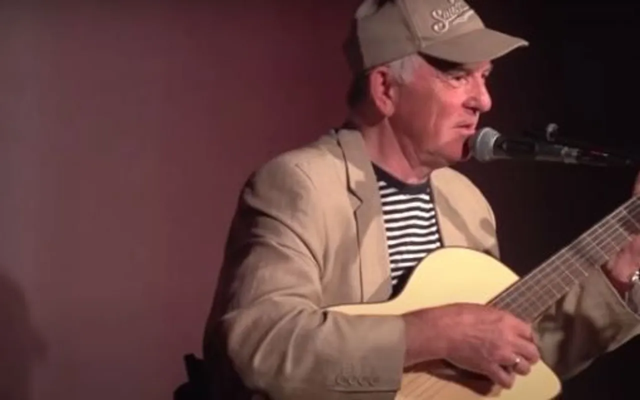 Jerzy Porębski na statku lub z gitarą