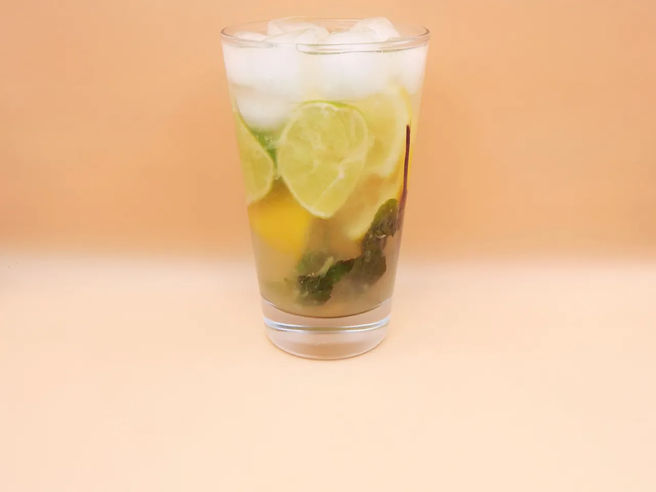 Świeża lemoniada cytrusowa z miętą w szklance