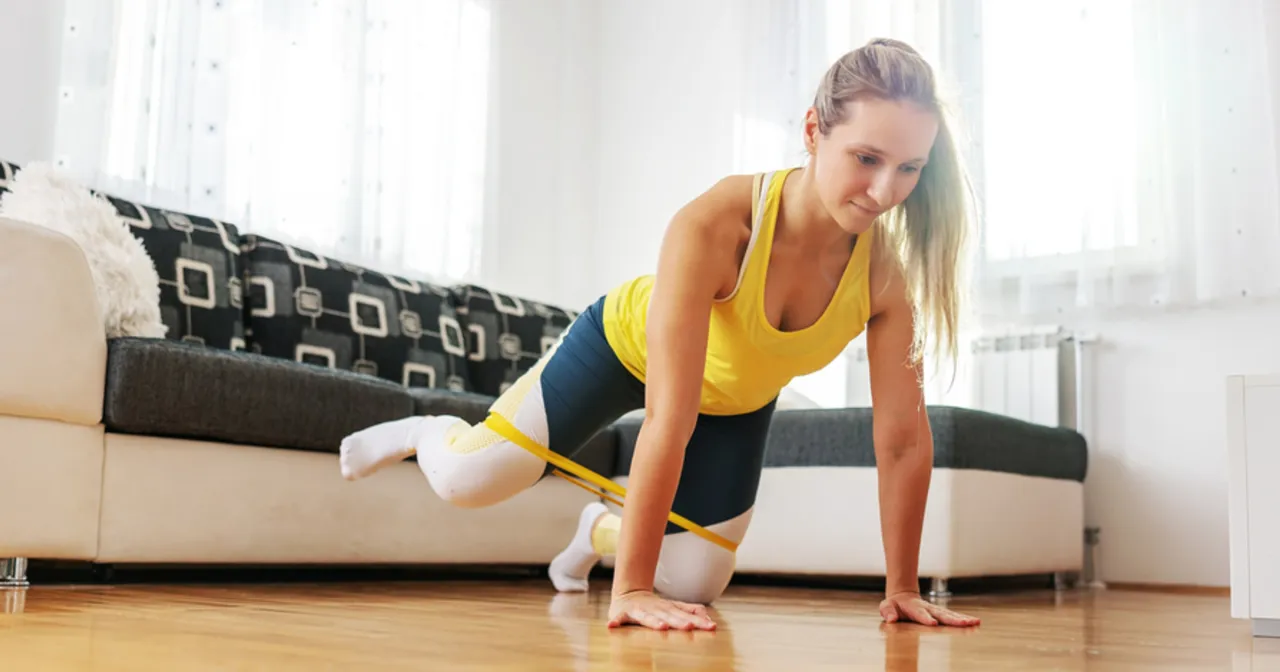 kobieta wykonująca ćwiczenia na wewnętrzną stronę ud