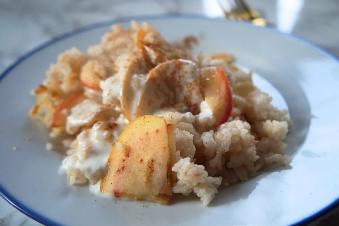 Ugotowany ryż z jabłkami i cynamonem. Pyszny deser, gdy nie wiesz, co z nim zrobić.