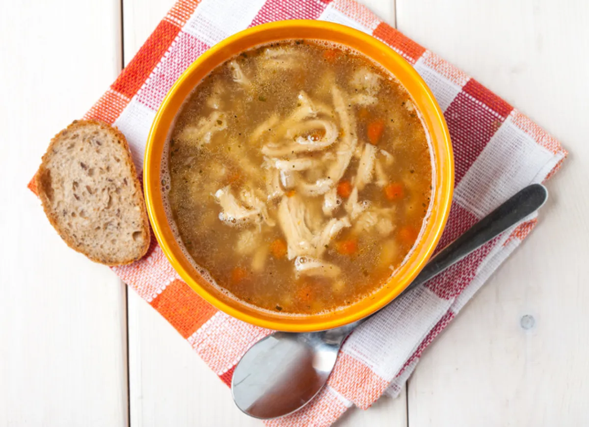 Pyszne flaki z marchewką i pieprzem. Co dodać do flaków żeby były smaczne? Zioła i dobry bulion! Podane z chlebem.