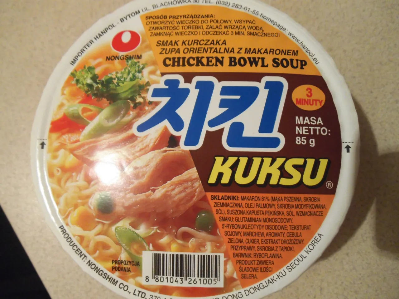 R&oacute;żne rodzaje zup instant Kuksu Nongshim w opakowaniach i miseczkach