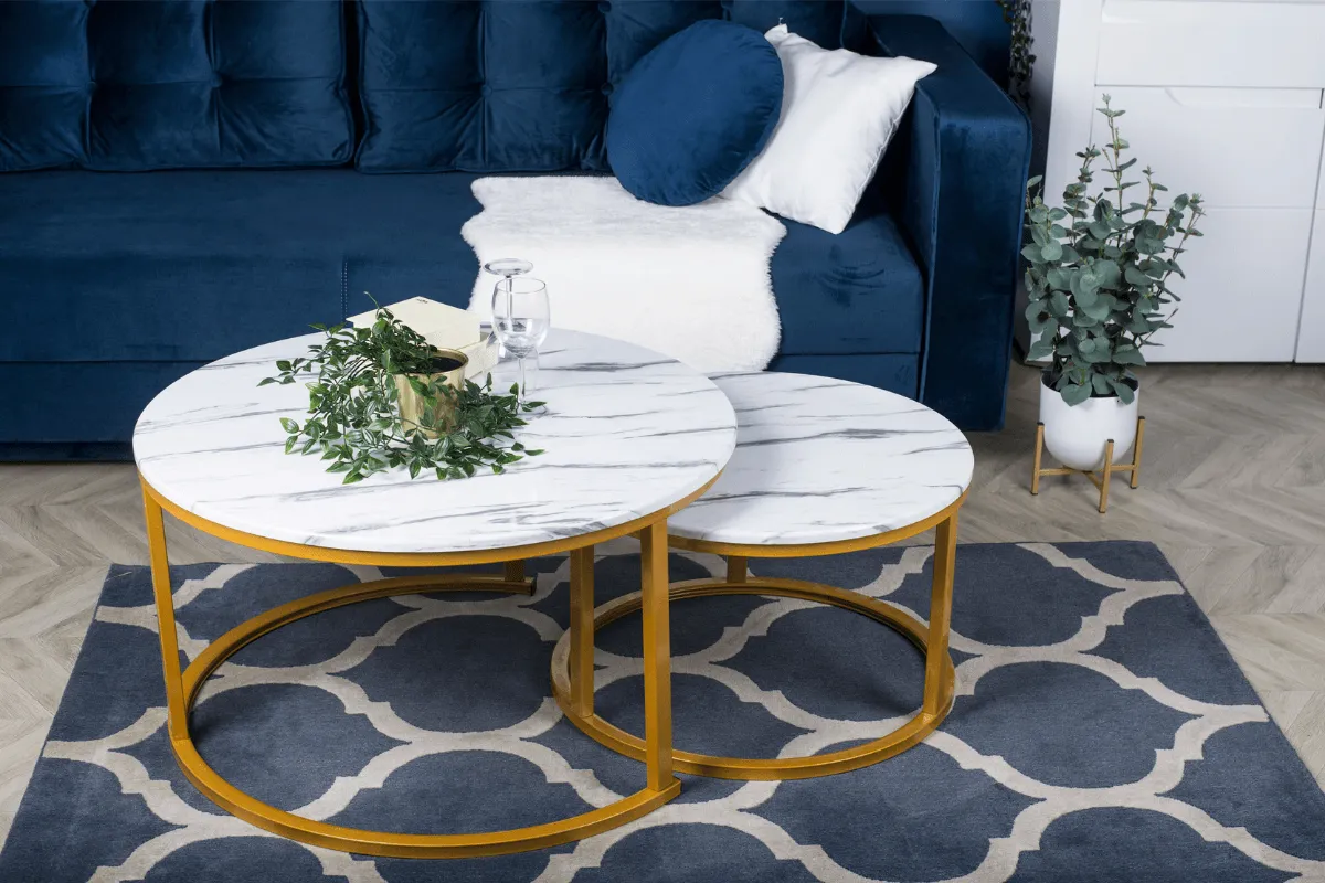 Stylowo zaaranżowana ława kawowa w salonie