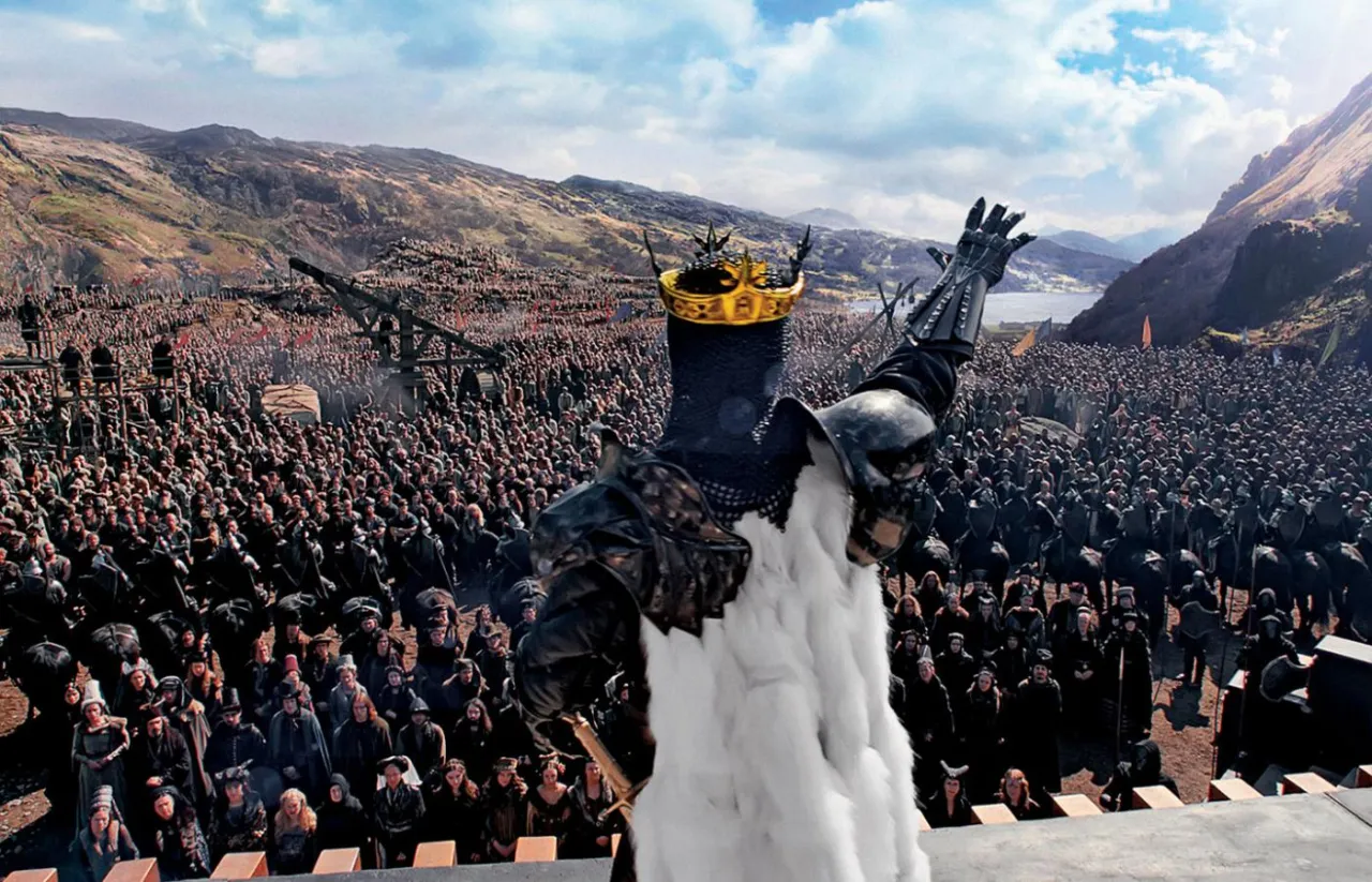 Kr&oacute;l w złotej koronie i zbroi przemawia do tłumu. Scena z legendy o kr&oacute;lu Arturze.