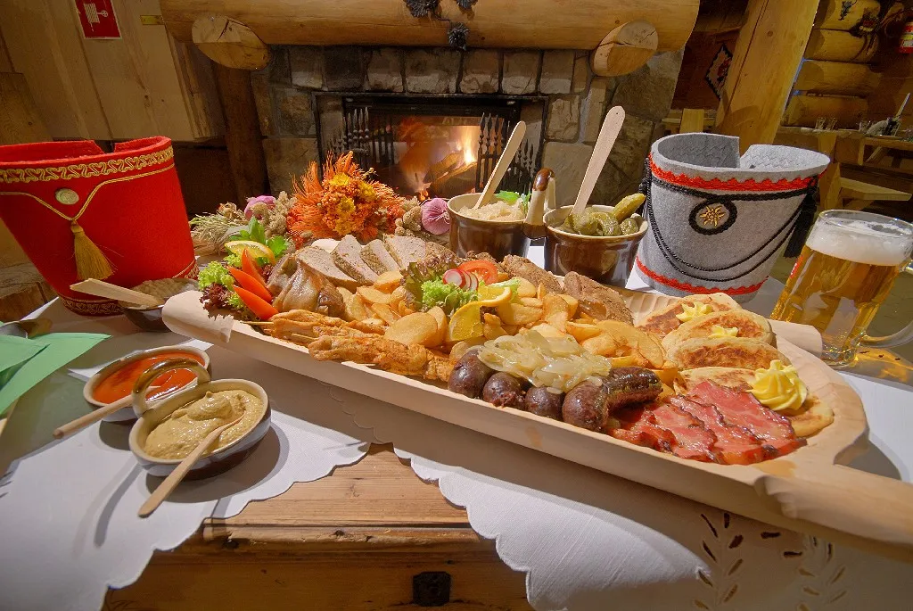 tradycyjne dania góralskie na stole w karczmie Zakopane