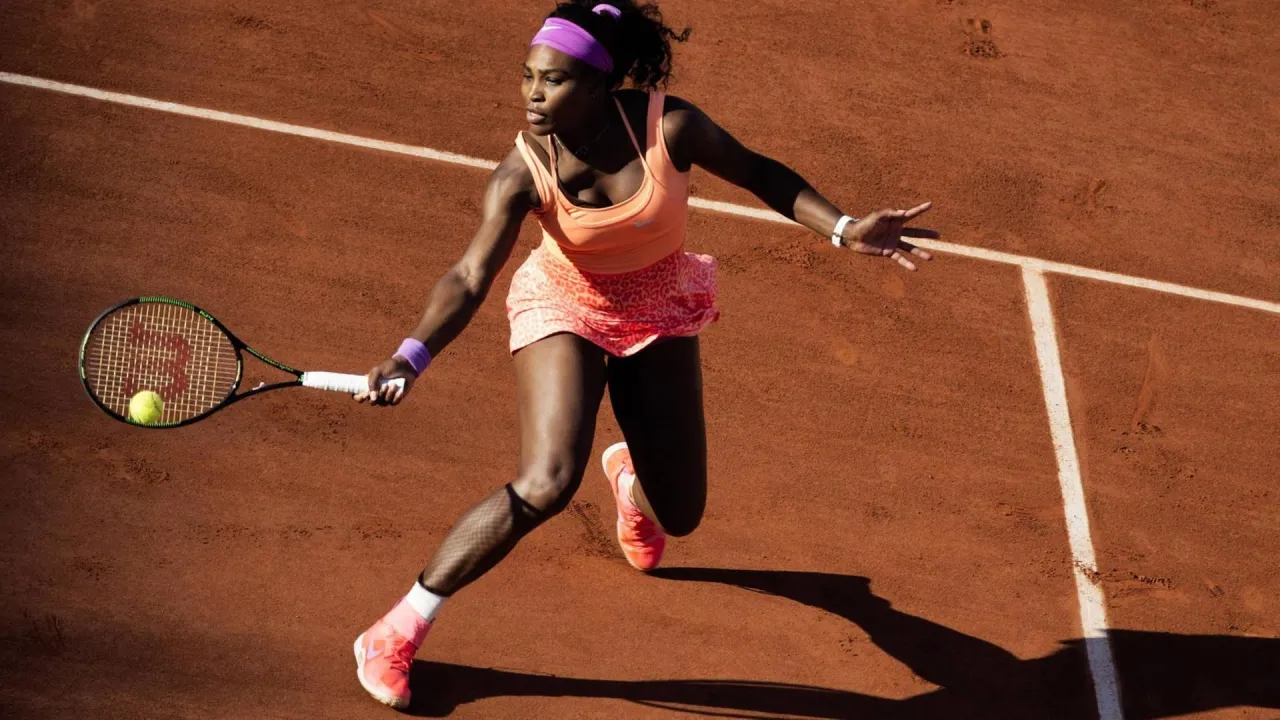 Dynamische Tennisaktion auf dem Court, Tennisspieler und Tennisspielerinnen in Bewegung