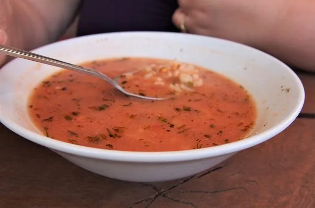 składniki kwaśnych zup pomidorowa og&oacute;rkowa żurek